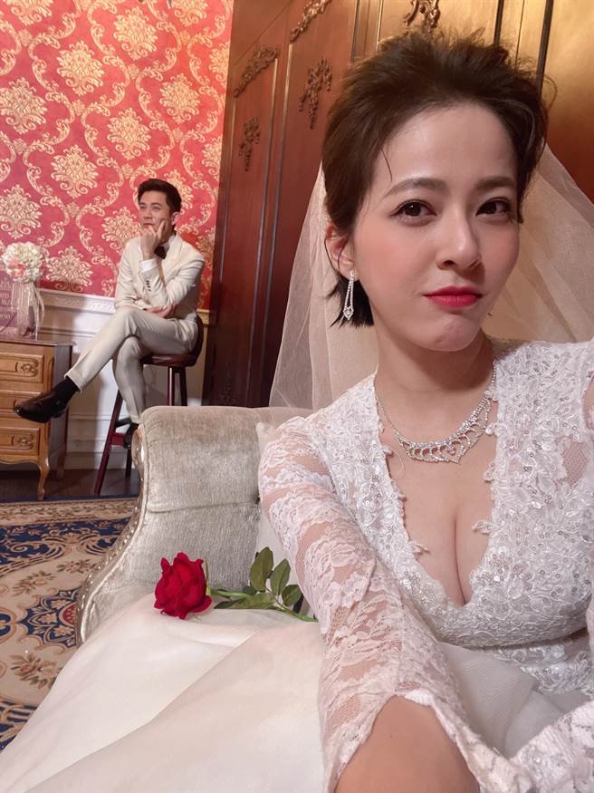 苏晏霈第15次为戏披婚纱，秀出好身材。（民视提供）