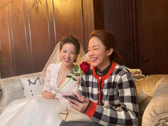 苏晏霈披婚纱秀出好身材，赖慧如验货。（民视提供）