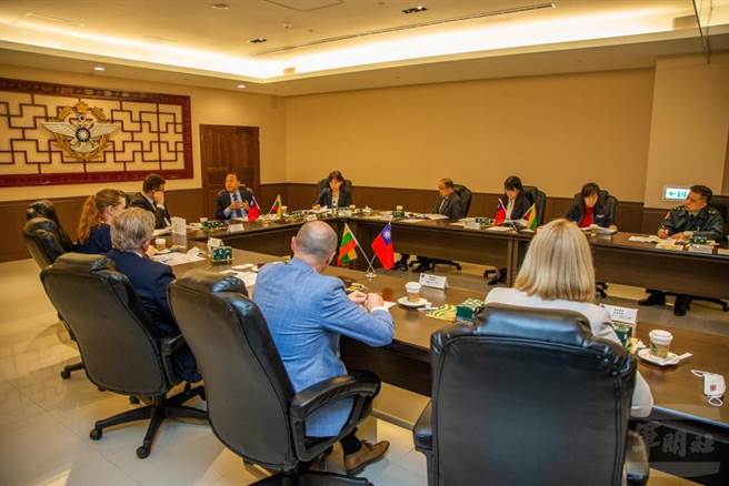 国防部副部长柏鸿辉接见立陶宛国会访团，双方针对全民国防议题实施交流。（军闻社提供）