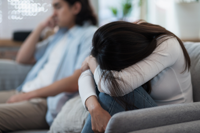 一名女网友吐露与男友同居心声，认为没有自己的时间，希望男友能常常加班到很晚。（示意图／shutterstock）