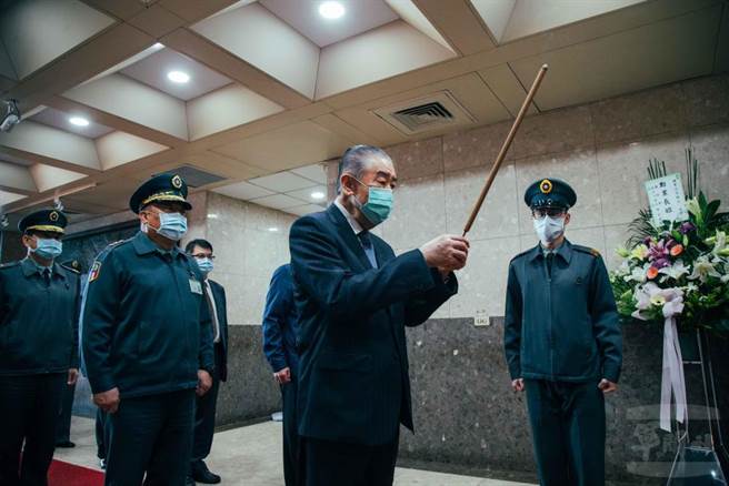 军友社荣誉理事长李栋梁今前往五指山国军示范公墓向英烈将士致祭。（军闻社提供）