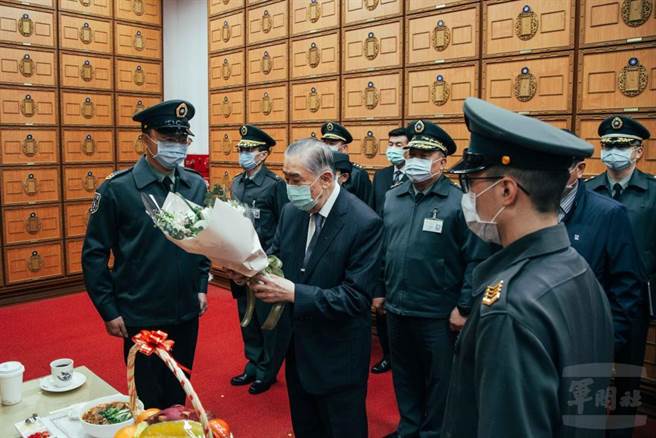 李栋梁一行前往故参谋总长沈一鸣一级上将龛位前献花行礼。（军闻社提供）