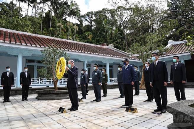李栋梁于10日前往慈湖陵寝献花致敬。（军闻社记者蔡枋澐摄）