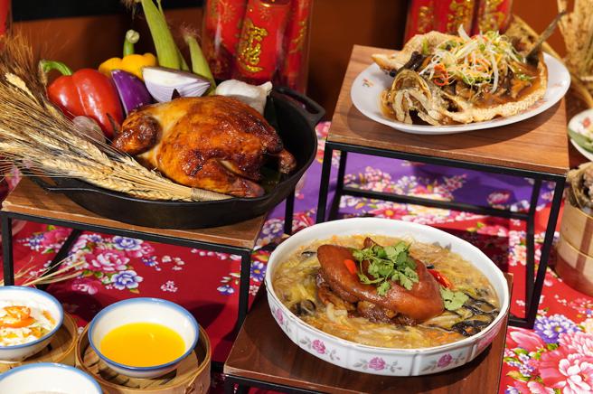 远东Café首次推出台味主题，光是台式咸食的料理，就有50道轮番登场。（何书青摄）