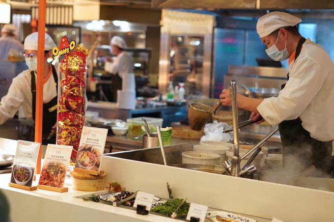 老台菜「鲳鱼芋头米粉」现在也可在麵点餐台点得到。（何书青摄）