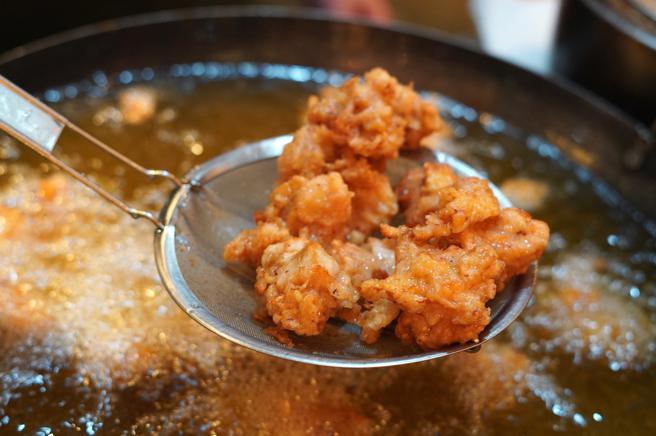 炸物餐台的人气推荐料理现炸「豆乳鸡」。（何书青摄）