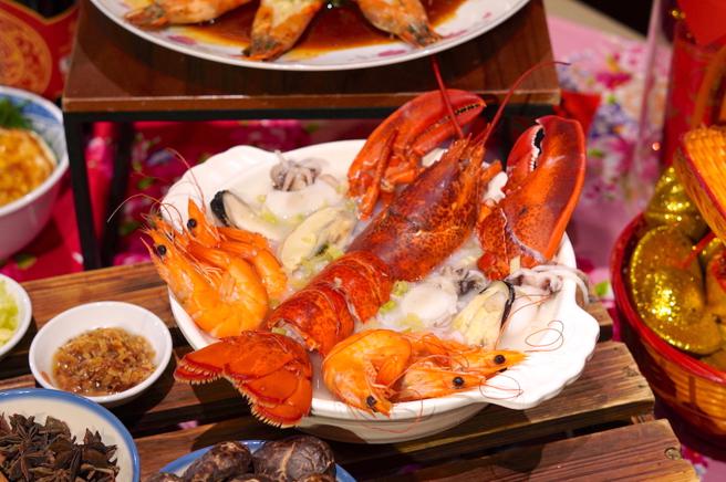 加购可享现点现做的豪气料理「波士顿活龙虾珍宝海鲜粥」。（何书青摄）