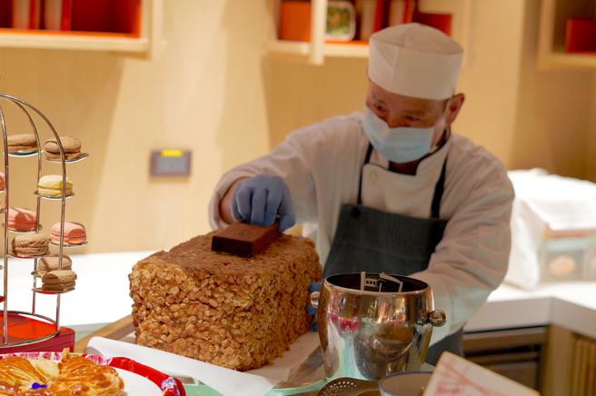 台式甜品亮点的「现刨花生香菜冰淇淋卷」。（何书青摄）
