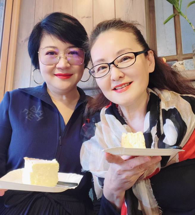 崔佩仪为王淑娟庆祝64岁生日。（图／FB@崔佩仪）