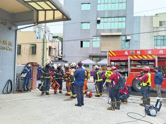 桃消防第三大队12日上午，在大园长发工业区的宝利徕光学科技股份有限公司办理大队兵棋推演暨组合演练。（翻摄画面／蔡明亘桃园传真）