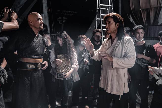 甄子丹（右）力邀好友呂良偉演出《天龍八部之喬峰傳》。（華映提供）