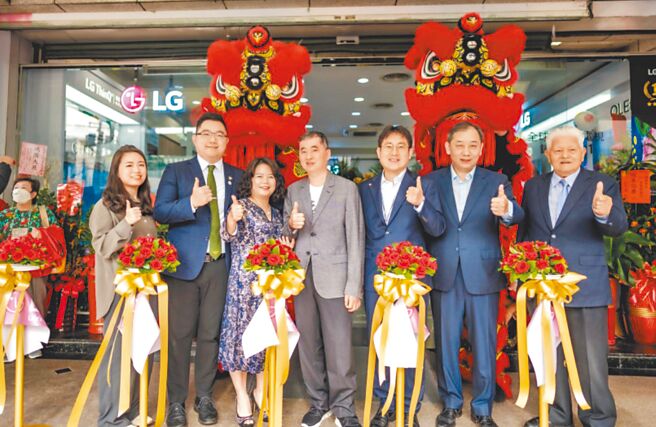 镨罗世和LG专售旗舰店开幕，台湾LG董事长郑渊宽、资深副总罗时景、宜诚建设总裁赖广田、佳邦营造事业机构董事长吕长安及桃园福崧扶轮社友均亲自蒞临。图／谢易晏