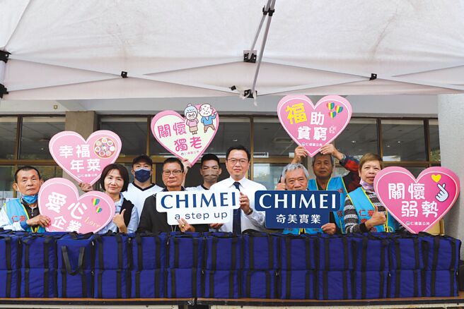 奇美攜手仁德區公所發送2,600份年菜予仁德區弱勢家戶。圖／奇美實業提供