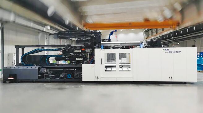 富強鑫大型多組分射出機GW-1600R。圖／富強鑫提供
