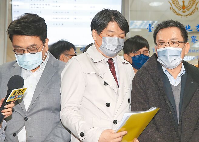 新竹市前市长林智坚被调查官余正煌自诉台大国发所硕士论文抄袭违反着作权法，台北地院11日开庭，余正煌委任律师曾威凯（左起）、张佑齐及吴俊达表示，余因林智坚无端卷入此纷争，余正煌才是受害者，因此透过提自诉来讨回公道。（陈君玮摄）