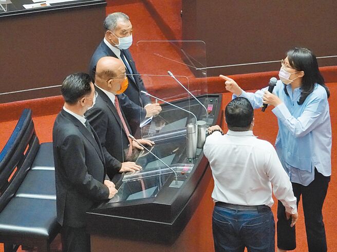 行政院长苏贞昌（左二）在立法院答询时，动怒骂国民党立委郑丽文「不要脸」，郑丽文不满跑到备询台前表达不满。（本报资料照片）