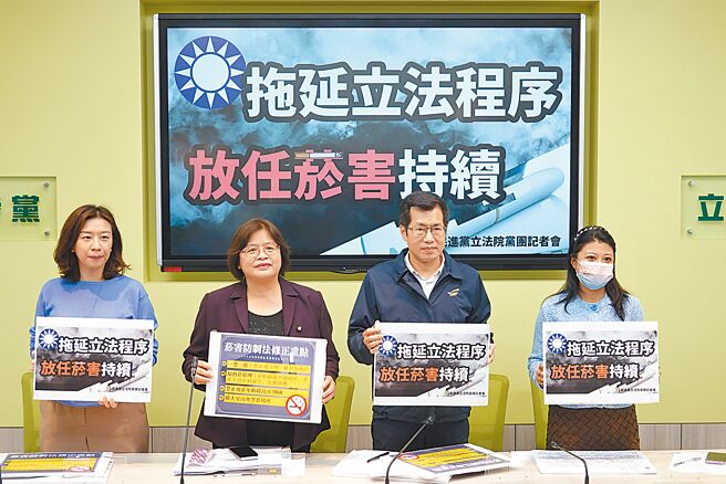 民进党立法院党团干事长罗致政（右二）等人11日举行「拖延立法程序，放任菸害持续」记者会，痛批是国民党拖延《菸害防制法》修法。（姚志平摄）（吸菸有害健康）