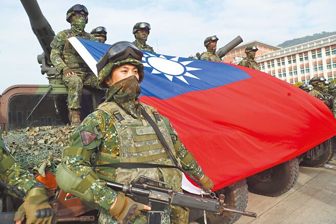 为使国人了解国军官兵春节加强战备实况，国防部11日邀请媒体参访陆军装甲第564旅，实施战车战斗队反空机降操演。部队在歼灭敌军后，士官兵大声吶喊庆祝胜利。（郑任南摄）