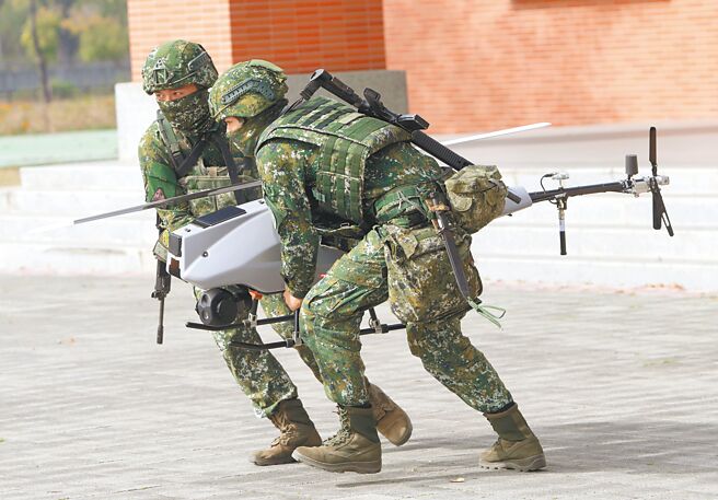 操演中装甲第564旅的战术型近程无人飞行载具在接获敌军空降后，立即出动进行侦测。（郑任南摄）