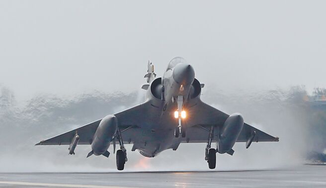 国防部11日邀媒体参访空军新竹基地，幻象2000战机从整备到起飞只需6分钟，空军每天24小时、全年无休进行战备任务。（郑任南摄）