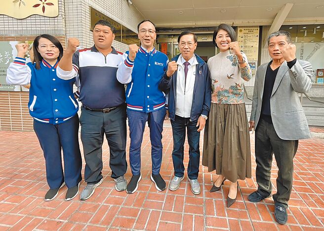 林明溱在朱立伦及党内同志陪同下登记参选，希望尽一己之力，向中央争取经费建设南投，让南投县更发展、更幸福。（杨静茹摄）