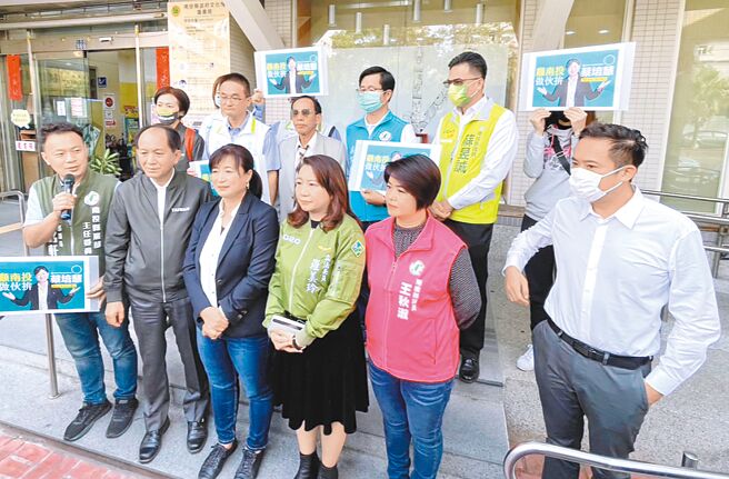 蔡培慧在不分区立委立委罗美玲等党内同志陪同下，登记参选南投县第2选区立委补选。（杨静茹摄）