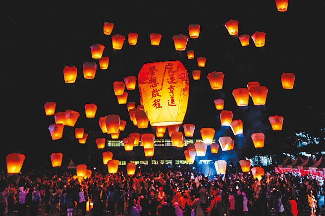 百燈冉冉上升的壯觀景象，讓新北市平溪天燈節每年都吸引萬人前往朝聖。（新北市觀旅局提供／陳慰慈新北傳真）