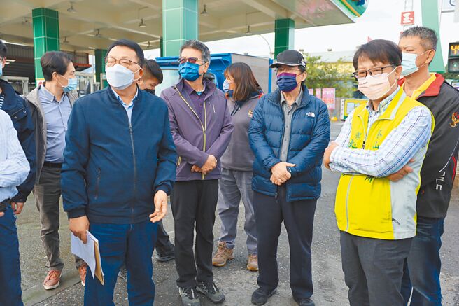 日前宜兰县冬山乡发生砂石车撞倒女学生车祸，现场疑有路灯照明不足、车辆动线标示不清等问题。立委陈欧珀11日偕同公路总局前往肇事路口会勘。（立委陈欧珀服务处提供／吴佩蓉宜兰传真）