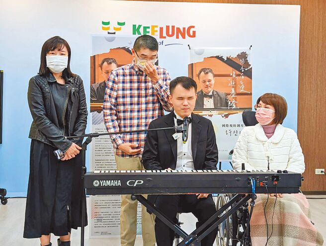 基隆市举办「琴音有爱、暖游基隆」活动，市长谢国梁（左二）11日聆听视障钢琴家许哲诚（右二）演奏时，感动得不断低头拭泪。（张志康摄）