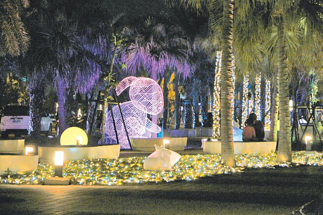 「花蓮太平洋燈會」1月14日至2月13日在南濱公園熱鬧登場，璀璨的新年玉兔燈飾點綴會場。（花蓮縣政府提供／王志偉花蓮傳真）