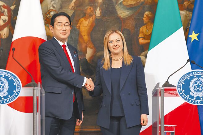 日本首相岸田文雄（左）前往欧洲访问，结束首站法国行程后，岸田文雄转往义大利，与总理梅洛尼（右）会唔。（摘自日本国首相官邸）