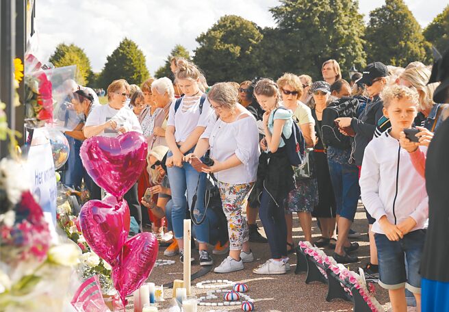 英國哈利王子自傳《備胎》書中提到包括黛安娜王妃之死等王室祕辛。圖為人們在肯辛頓宮悼念黛安娜王妃。（新華社）