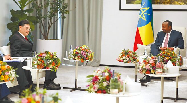 1月10日，衣索比亚总理阿比（右）会见到访的中国外交部长秦刚。（新华社）
