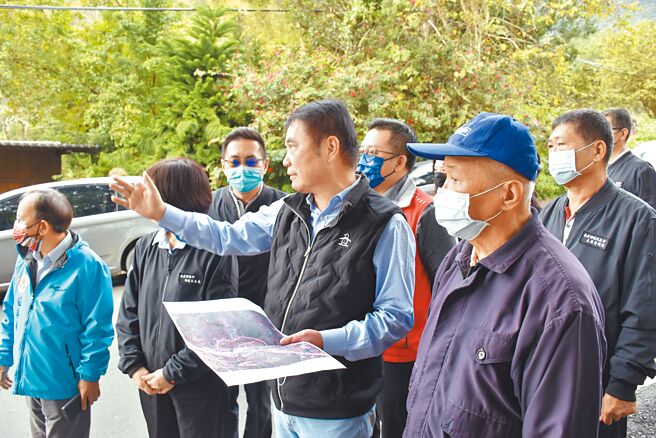 苗栗县长锺东锦（右二）11日上午会勘南庄乡苗124乙线拓宽工程，与地主研商方案。（谢明俊摄）