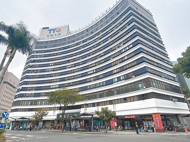 台南火车站正对面、被称为台南门面的中华国宾商业大楼，经过拉皮后，外观焕然一新。（曹婷婷摄）