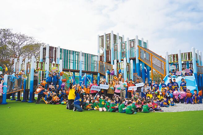 屏東第29座共融遊戲場「海島迴琉」位在離島小琉球，以海洋意象為主設計，為全台難得一見的海島特色公園，11日正式啟用。（謝佳潾攝）