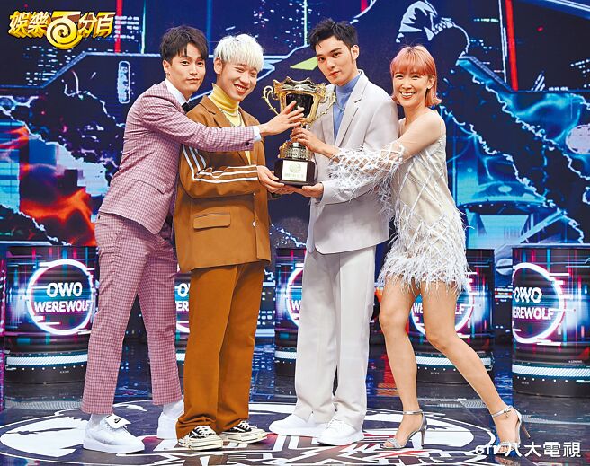 徐謀俊（左起）、賴晏駒、黃偉晉、李懿昨盛裝出席「凹嗚狼人殺」總冠軍爭霸戰。（八大電視提供）