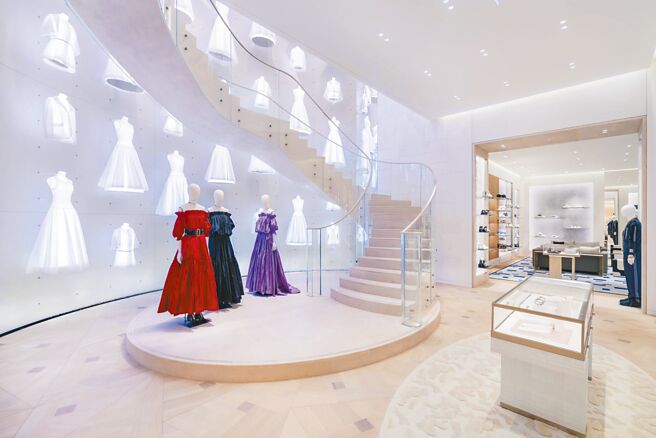 由蒙田總店得來的旋轉樓梯靈感，方便一覽店內全景。（Dior提供）