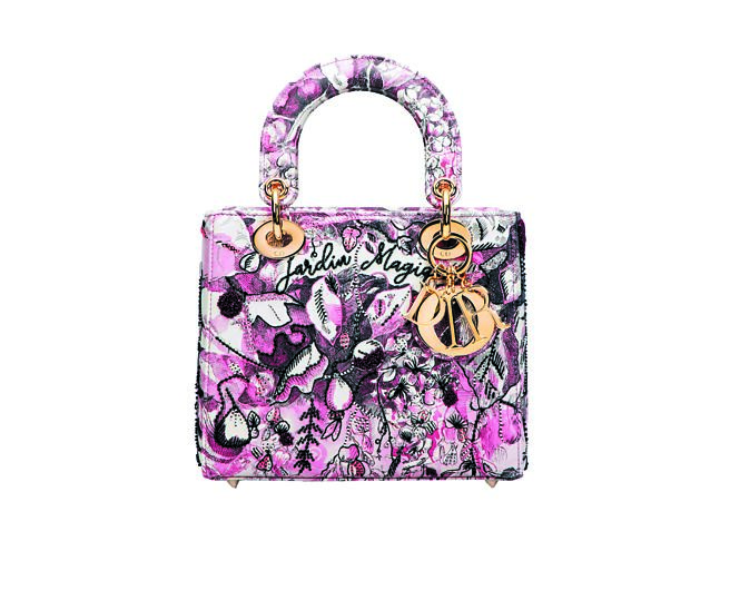 台北101旗艦店開幕限定的Lady Dior淡粉色魔幻花園小牛皮中型提包，23萬元。（Dior提供）