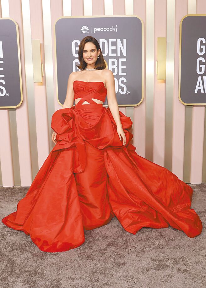 《仙履奇缘》女主角莉莉詹姆斯穿VERSACE艳红色礼服，佩戴Harry Winston珠宝。（美联社）