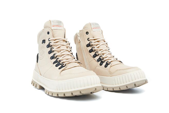 PALLADIUM新推出防水時髦的「PALLASHOCK HI CUFF巧克力靴」，4款配色也包含奶茶色，4280元。（PALLADIUM提供）