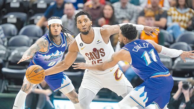 明星後衛米契爾（中）對老東家爵士狂砍46分，仍無法讓騎士拿下勝利。（美聯社）