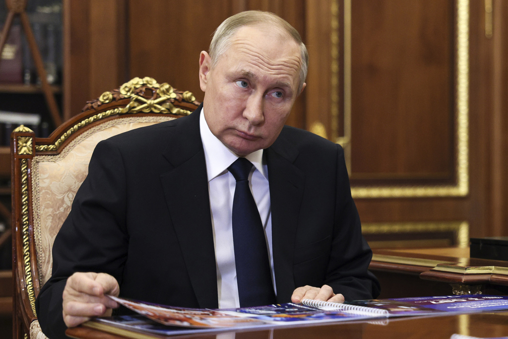 俄罗斯总统普丁在莫斯科举行的会议上听取官员讲话。（美联社）(photo:ChinaTimes)