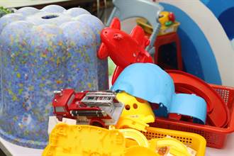 廢棄塑膠玩具再利用 變身可愛「露露椅」