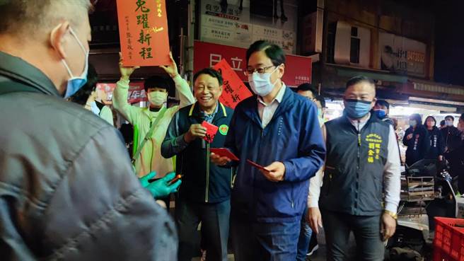 桃园市长张善政13日清晨到鱼市场、桃园果菜市场视察，也发放春联、福袋（赖佑维摄））