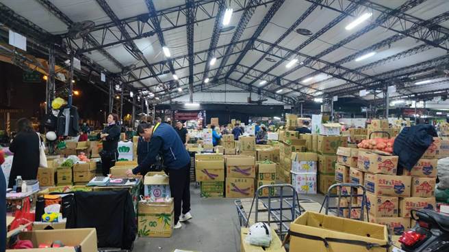 桃园果菜市场在春节前夕出货量倍增，摊商比往常还要忙碌。（赖佑维摄）