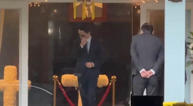 台北市長蔣萬安大溪謁陵緬懷故總總統蔣經國，離開前難過拭淚。(呂筱蟬攝)