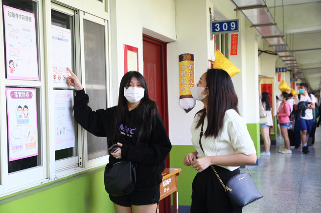 112年学测今登场，昨天下午开放考生查看考场，配合防疫措施，考生只能在教室外查看座位安排，严禁进入教室。（张铠乙摄）