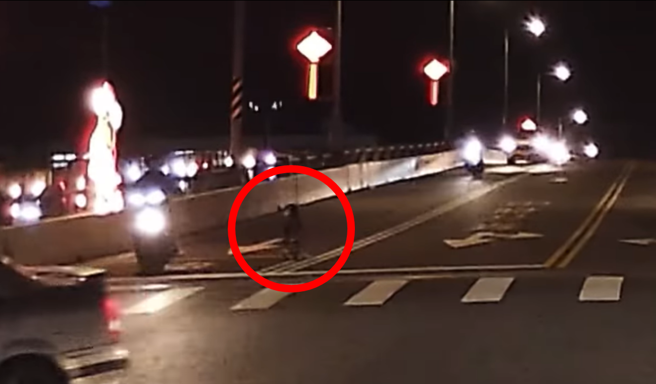 网友在宜兰某桥上发现一名男童独自一人骑三轮车在4线道上閒晃，甚至逆向朝轿车驶去，后来一名外送员赶紧上前询问，还有轿车直接横切保护男童。（翻摄自脸书「宜兰知识+」）