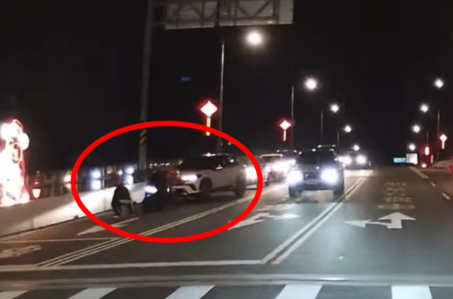 网友在宜兰某桥上发现一名男童独自一人骑三轮车在4线道上閒晃，甚至逆向朝轿车驶去，后来一名外送员赶紧上前询问，还有轿车直接横切保护男童。（翻摄自脸书「宜兰知识+」）